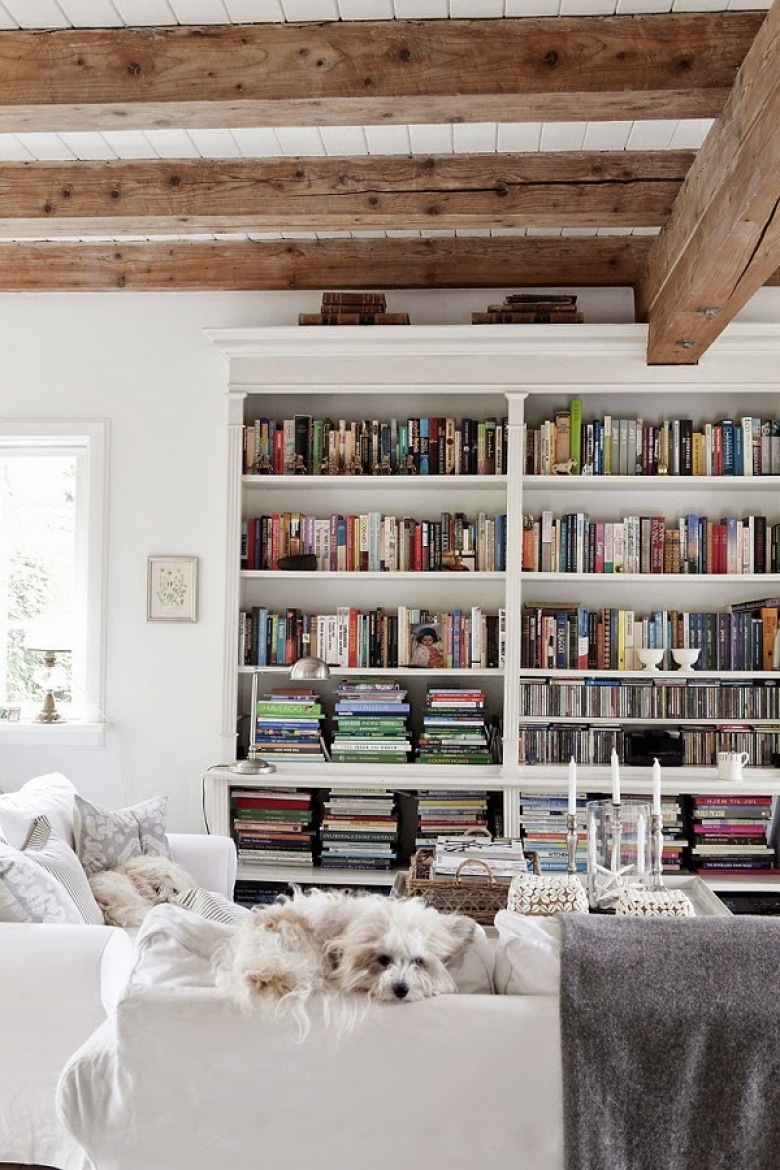 idylliczny dom w bieli, który zlokalizowany jest w Danii - stylistyka skandynawska z elementami drewnianych mebli w...