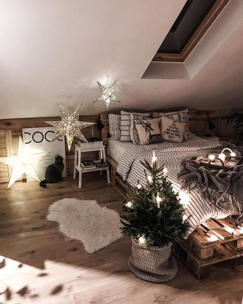 W sypialni na poddaszu znajduje się dużo dekoracji w klimacie świątecznym. Jest wśród nich podświetlana gwiazda, a...