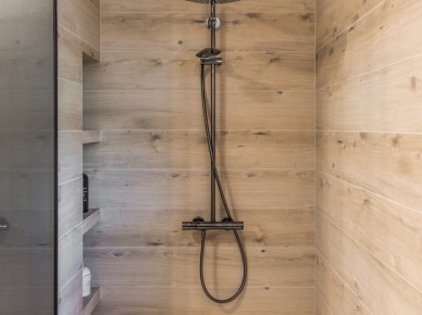 Prysznic w drewnianej aranżacji (56956)