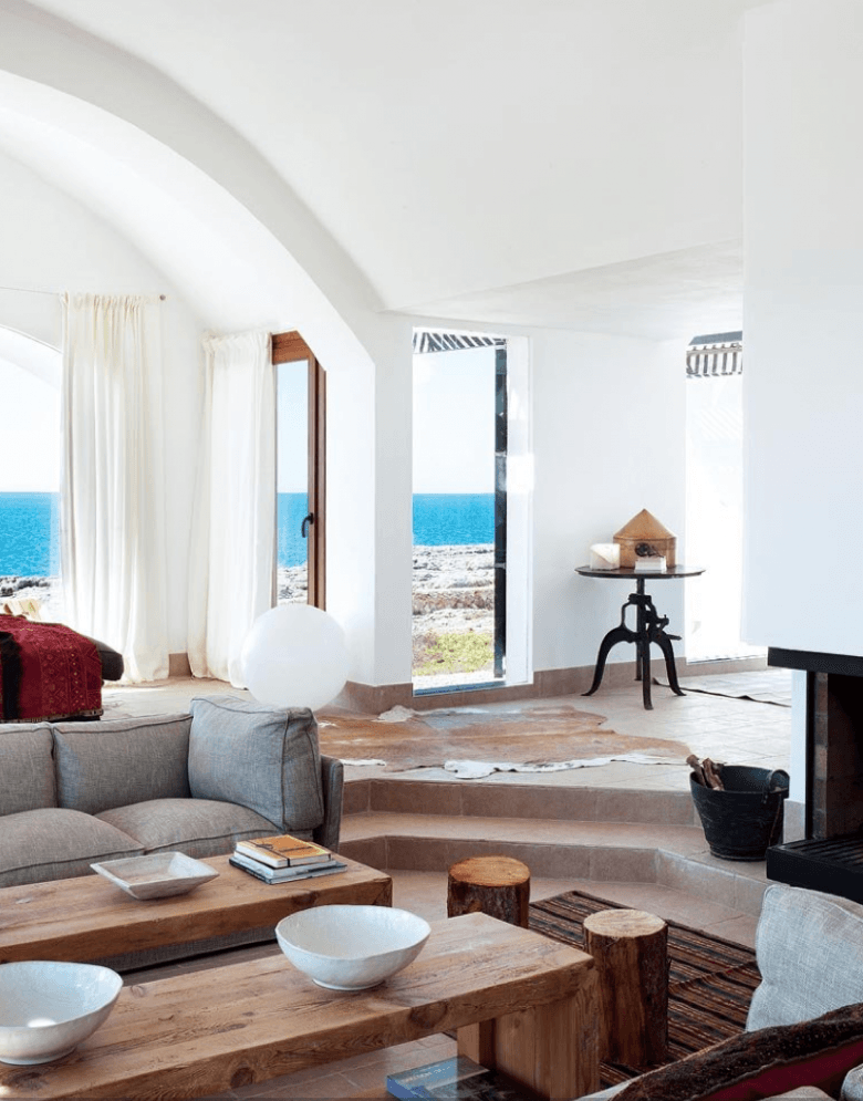 Industrialne stoliki,rustykalne ławy z drewna i nowoczesne sofy w aranżacji śródziemnomorskiego salonu w bieli (25603)
