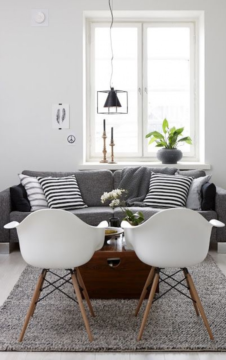 Pokój dzienny z szarą sofą -  dobieramy stoliki,krzesła i dekoracyjne poduszki  na zakupach online ! (38289)