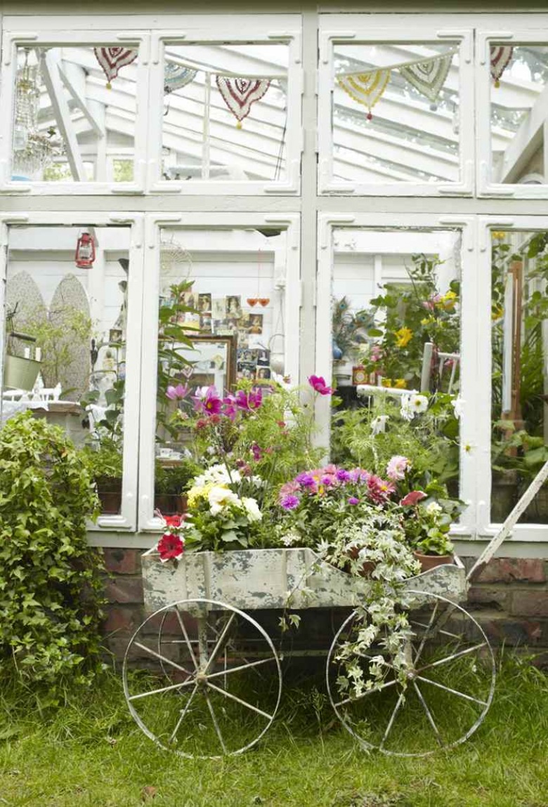 uroczy biały domek w Anglii z romantyczną oranżerią i altaną w ogrodzie - warto obejrzeć swobodne kompozycje roślin i...