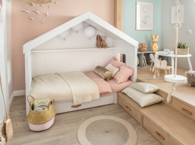 W pokoju dziecięcym na podłodze znajdują się dębowe deski. Dzięki nim oraz innym drewnianym elementom jest tu ciepło i przytulnie. Białe łóżko w charakterystycznym kształcie domku dopełnia...