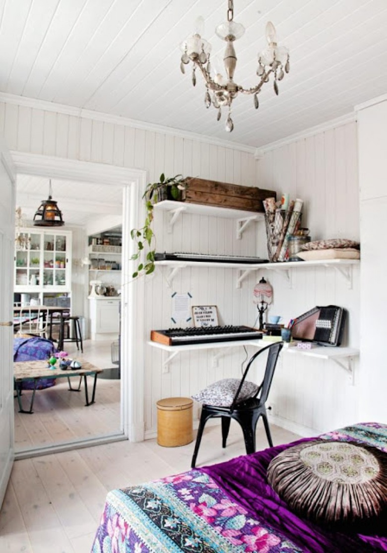 piękna, soczysta i bardzo przytulna aranżacja białego wnętrza skandynawskiego domku, który mieści się w dużym mieście,...