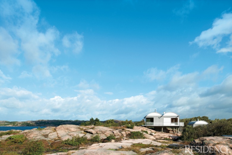 piękny dom na fiordach - nowoczesny, pięknie wkomponowany w otoczenie skał i wody...