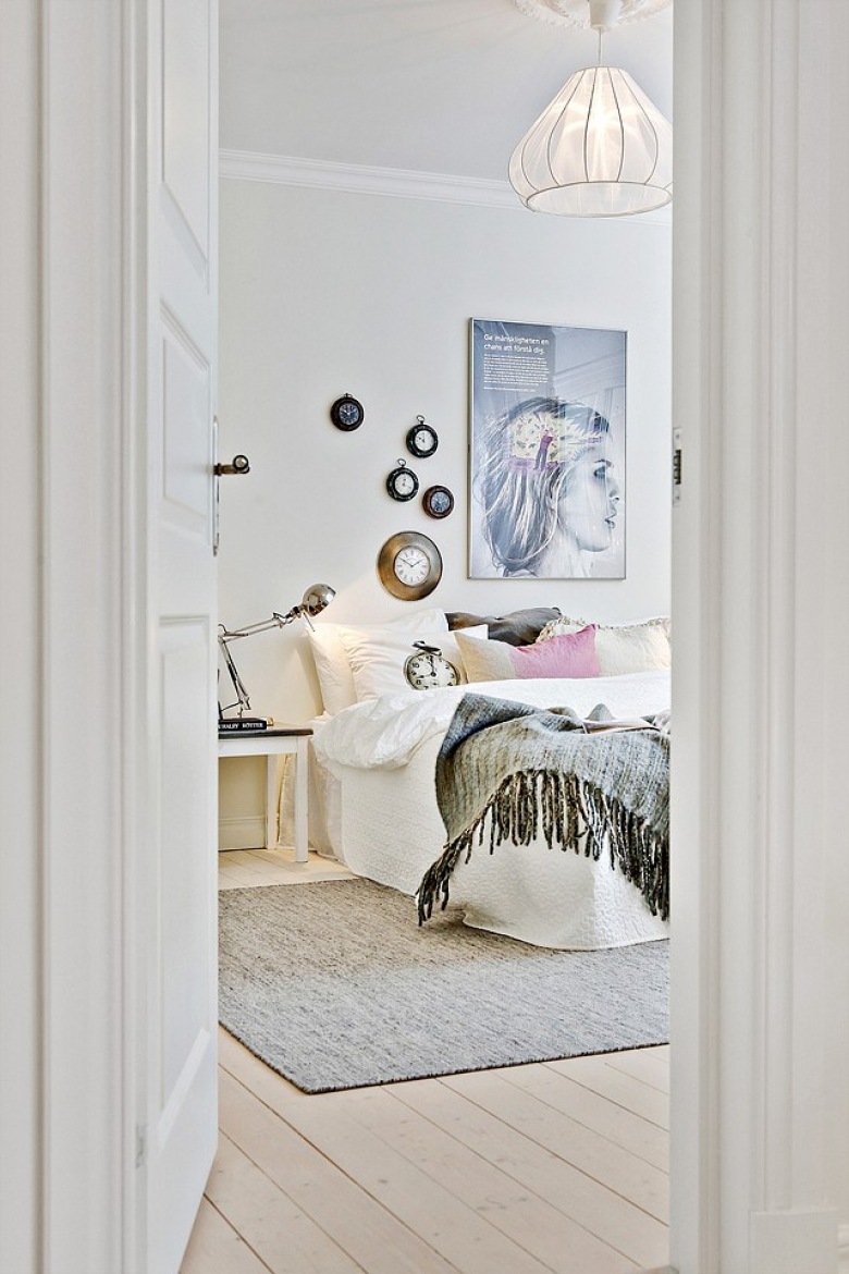 Aranżacja białej sypialni w stylu skandynawskim (27703)
