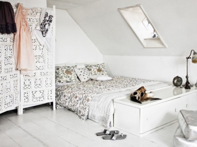 Industrialna lampka i  biały ażurowy parawan w marokańskim stylu w białej sypialni (24024)