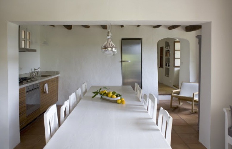  Na wyspie Majorka, w Hiszpanii, holenderskie studio architektury Uxus odnowiło stary, wiejski dom z 13 wieku 