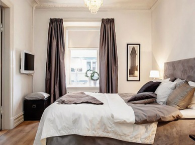Zasłony i łóżko w kolorze cappuccino w białej eleganckiej sypialni (21855)