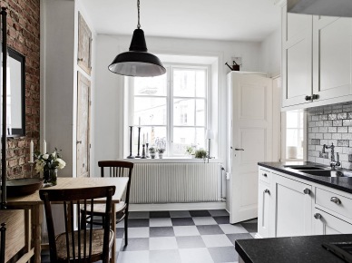 Ściana z cegły i posadzka w szachownicę w kuchni w stylu skandynawskim (48451)