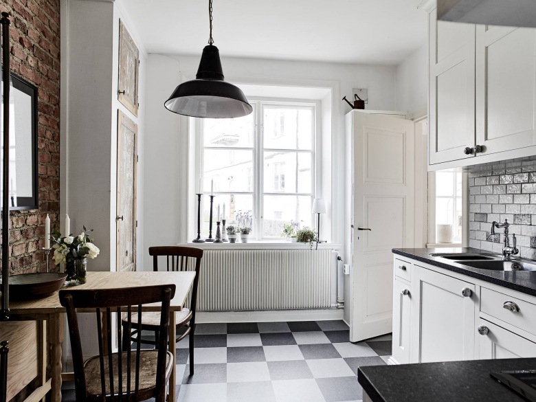 Ściana z cegły i posadzka w szachownicę w kuchni w stylu skandynawskim (48451)