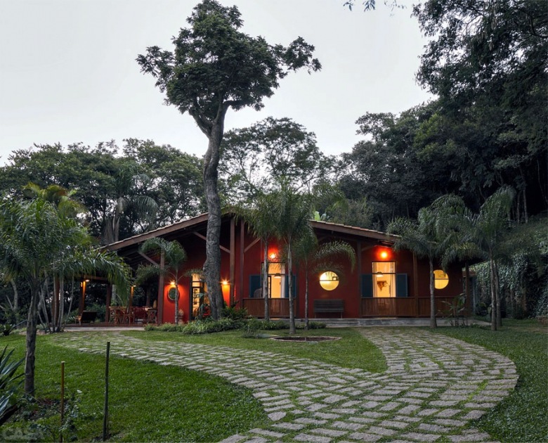 to dla nas egzotyczny dom z tarasem - stoi w Brazylii, gdzie królują energetyczne barwy !