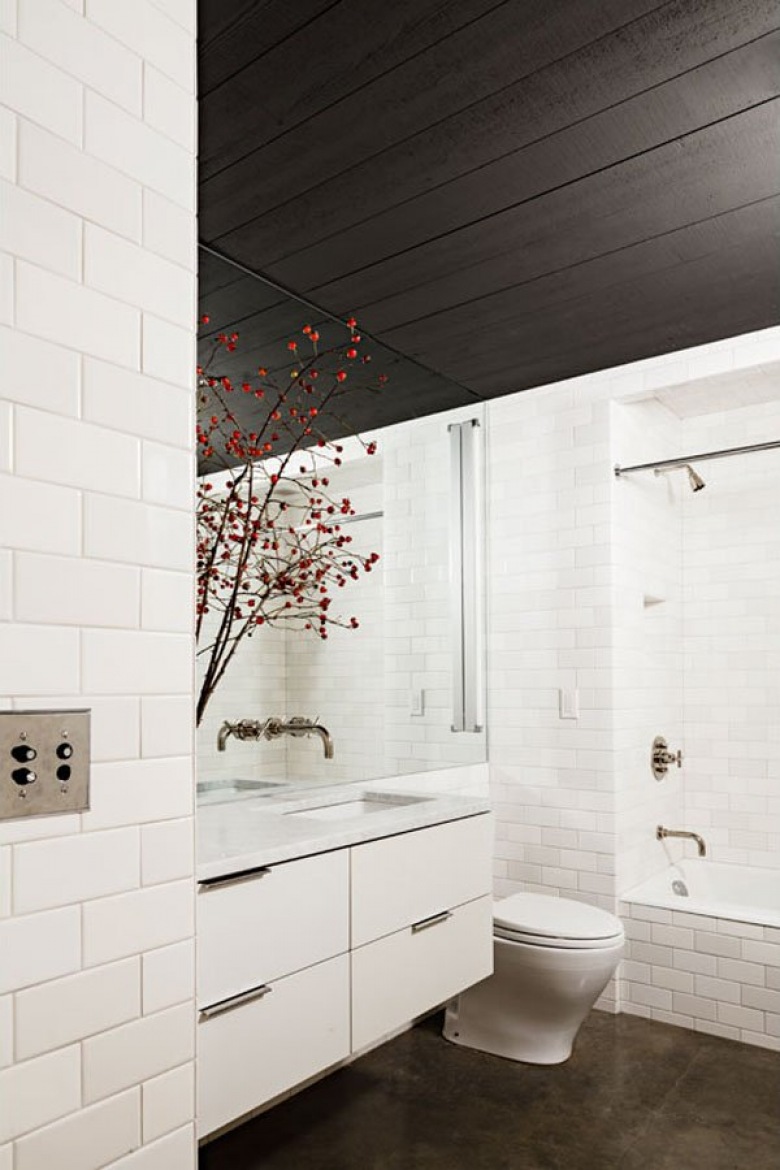 Czarny sufit i marmurowa podłoga w białej łazience (19010)