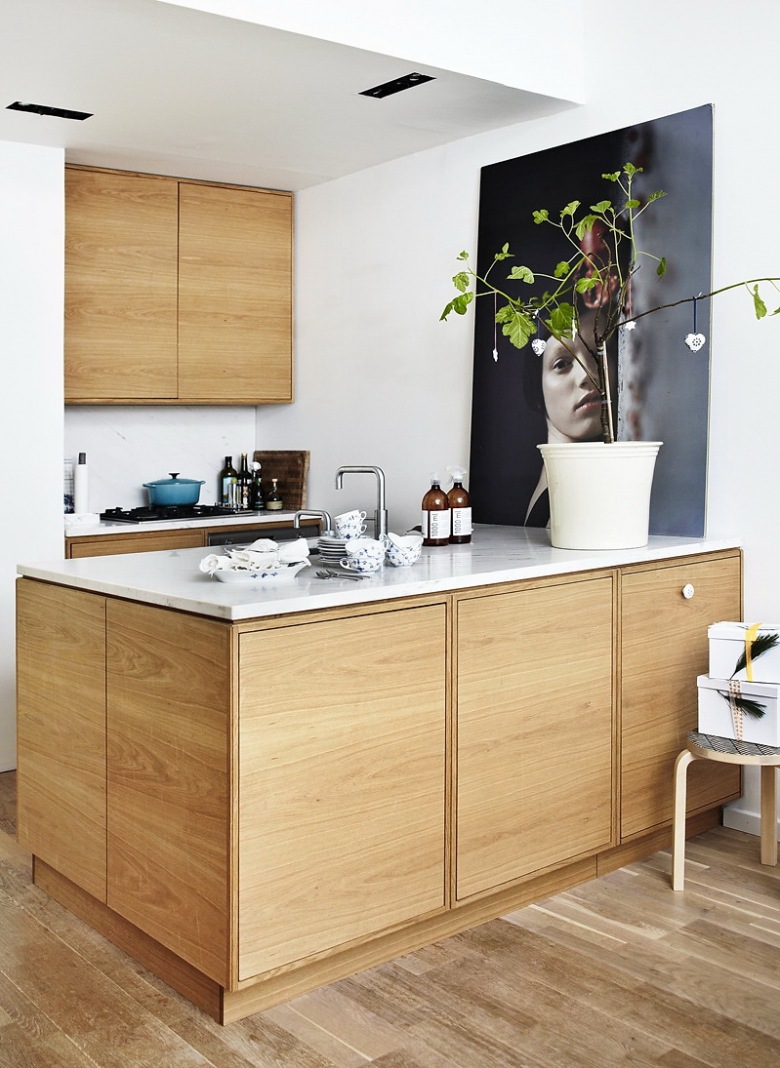 Minimalisryczna kuchnią z drewna  z czarną nowoczesna fotografią na ścianie (20486)