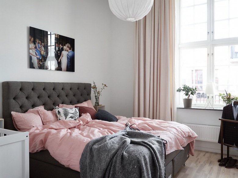 Szare łóżko z pikowanym wezgłowiem prezentuje się bardzo elegancko. Wnosi do sypialni przytulny klimat oraz podkreśla gustowną stronę...