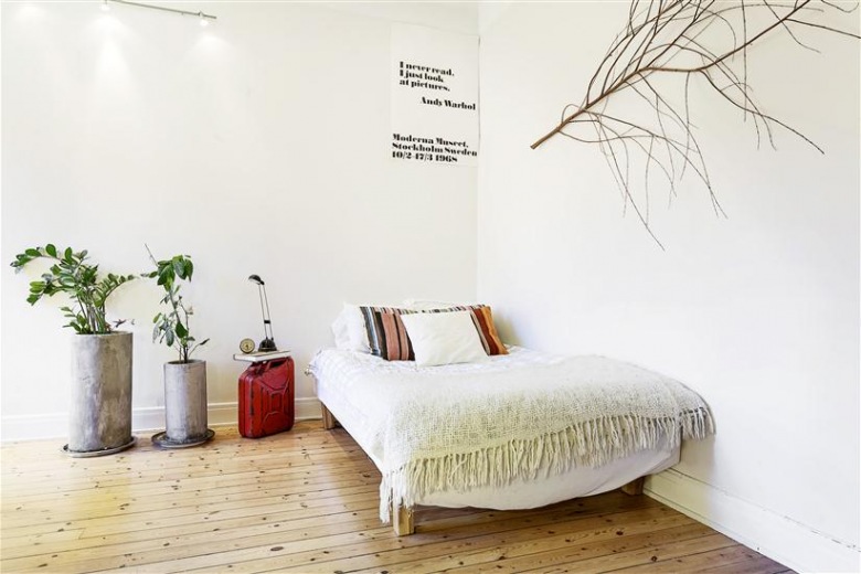 wyjątkowo przytulne i miłe małe mieszkanie - białe wnętrze z drewnianą, piękną podłogą z desek w naturalnym kolorze i białymi meblami. Parę dodatków rustykalnych stworzyło niepowtarzalny klimat, który wyróżnia to wnętrze spośród innych w stylu skandynawskim. Jest trochę nostalgiczne z nawiązaniem do wiejskiego, domowego ogniska. Bardzo mi się podoba otwarta przestrzeń pomiędzy kuchnią i salonem. jest lekko i...