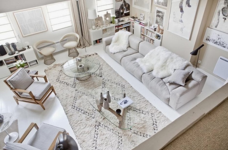 Szara nowoczesna sofa,marokański biały dywan,dizjnerskie krzesła i szklane stoliki kawowe w biało-beżowym salonie (24950)