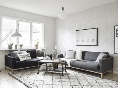 Szare i czarne sofy w stylu skandynawskim , industrialny stolik na kółkach,dywan berberys na podłodze w salonie (28350)