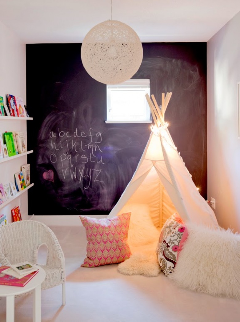 Biała podłoga i ściany poza główną przemalowaną farbą tablicową - idealne zestawienie do pokoju dziecięcego. Jest i...
