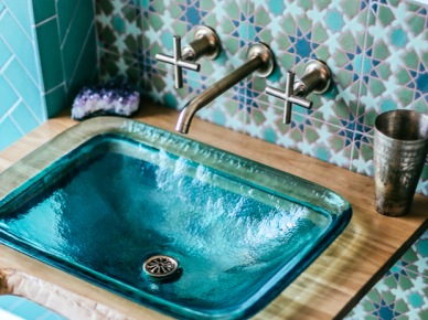 Oryginalna umywalka z niebieskiego szkła w łazience (53719)