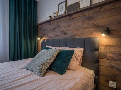 Drewniana ściana za łóżkiem w sypialni (54969)