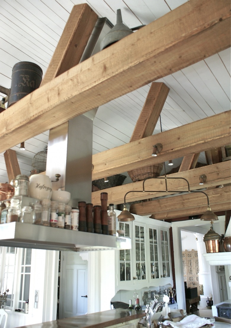 Klimat w kuchni potęgują drewniane belki u sufitu, podobnie jak spora wysokość pomieszczenia. Miejscami sięga nawet 4,2...
