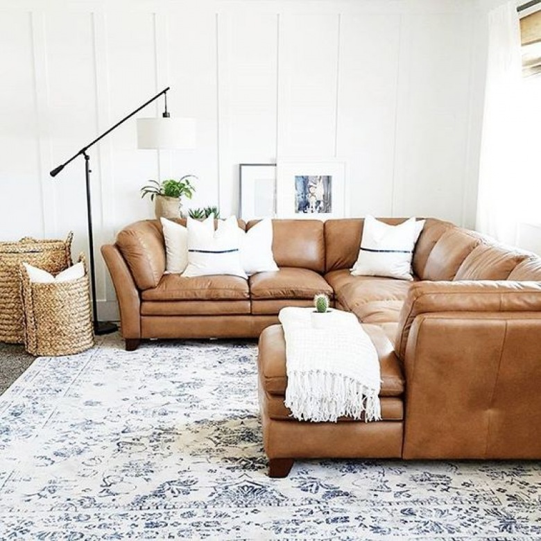 Duża narożna sofa ze skóry stanowi główny element wystroju salonu. Wzorzysty dywan subtelnie ozdabia wnętrze, podobnie...