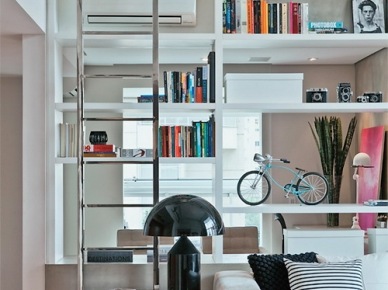 Paul Magnani - zaprojektował to wnętrze w San Paulo w nowoczesnym stylu, minimalistycznym dekorze, gdzie główna część dekoracyjna domu, to niesamowita biblioteczka. Kolory - biały , czarne elementy oraz różowy ,z ekscentrycznym wręcz...