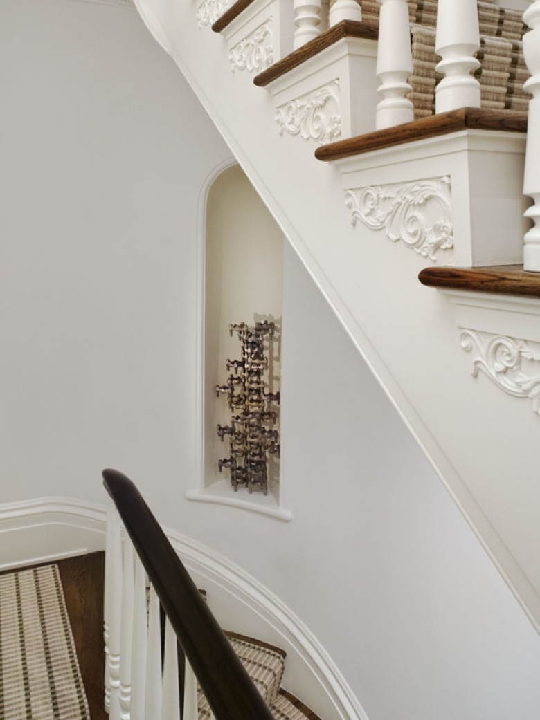 to przykład klasycznych schodów z bogatymi zdobieniami białą sztukaterią - pasują do wszystkich wnętrz klasycznych...