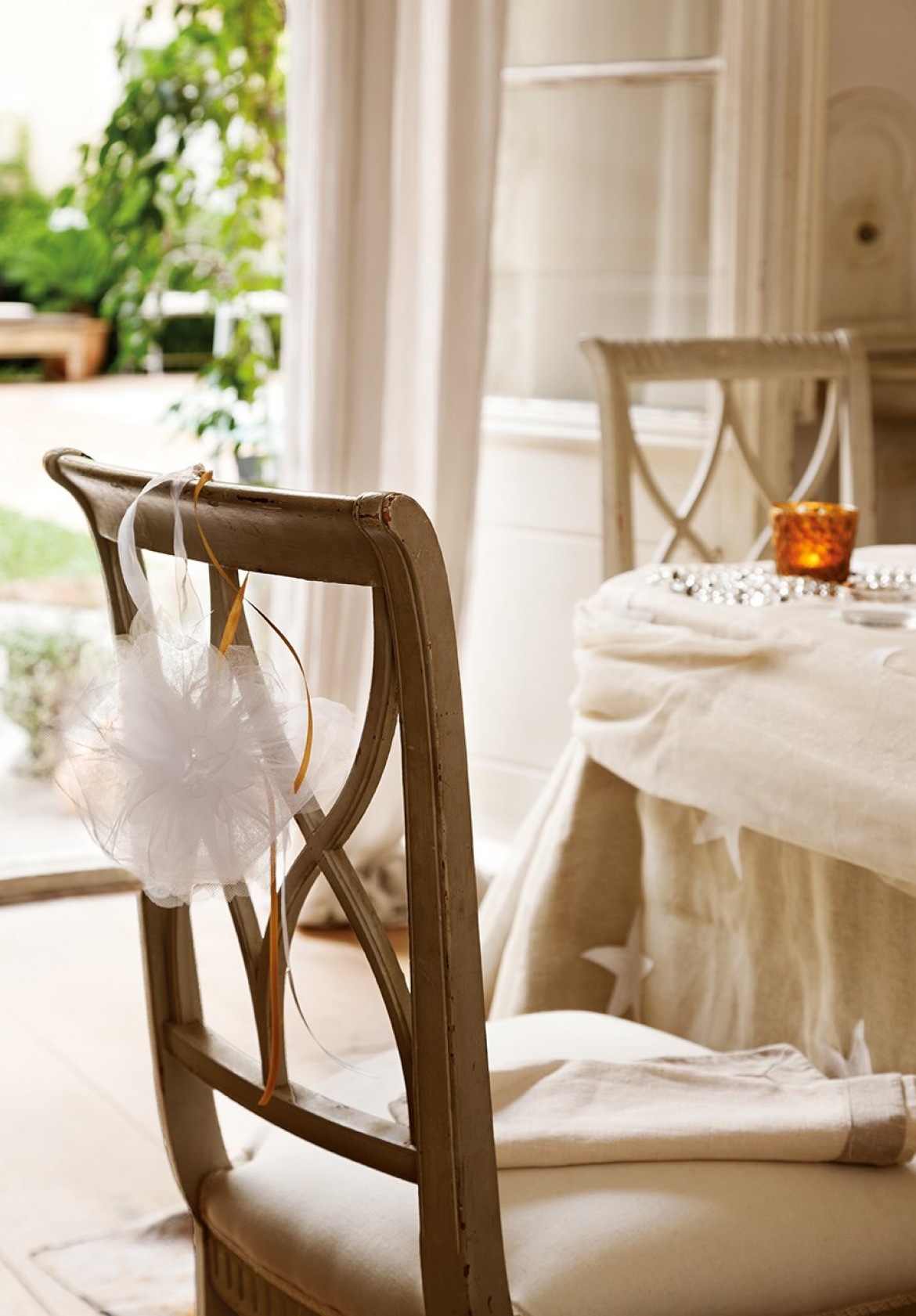 Prowansalskie krzesła z patyną w światecznej białej dekoracji (27354)