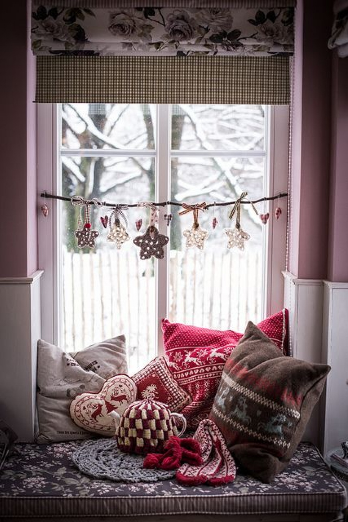 Zimowe dekoracje w aranżacji leżanki w oknie (54040)