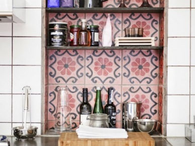 Marokańskie płytki w drewnianych szafkach z palet w kuchni (19440)