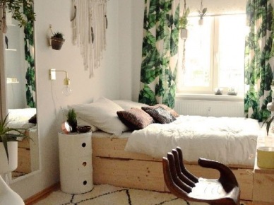 Naturalna aranżacja sypialni z oryginalnym krzesłem (52102)