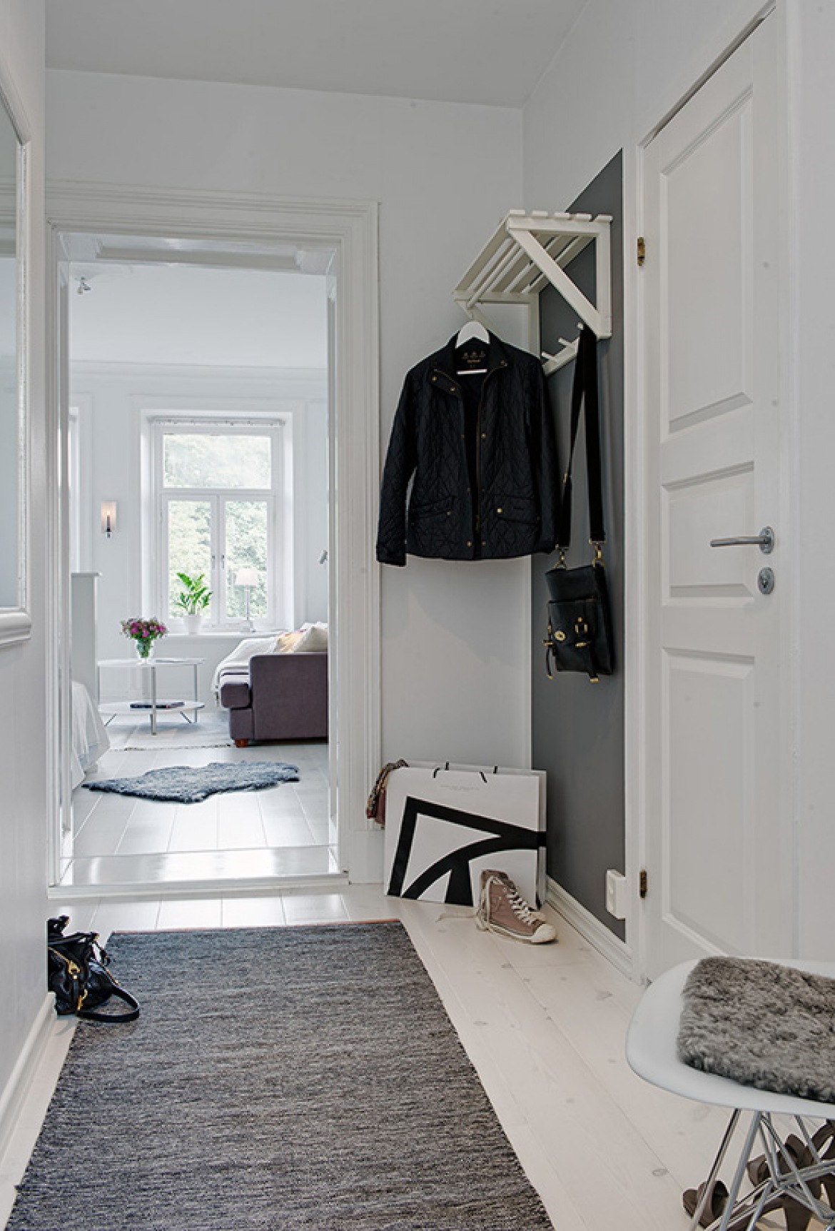 Pomysł na biało-szary wąski korytarz w mieszkaniu (20057)