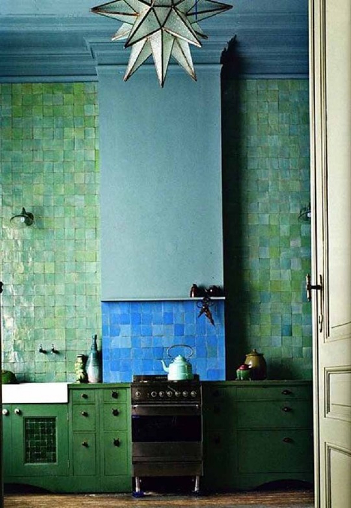 Turkusowe i błękitne płytki na ścianie w zielonej kuchni (23472)