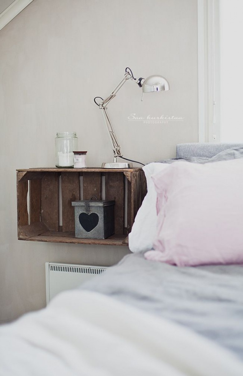 Drewniana skrzynka i srebrna lampka w sypialni (23861)