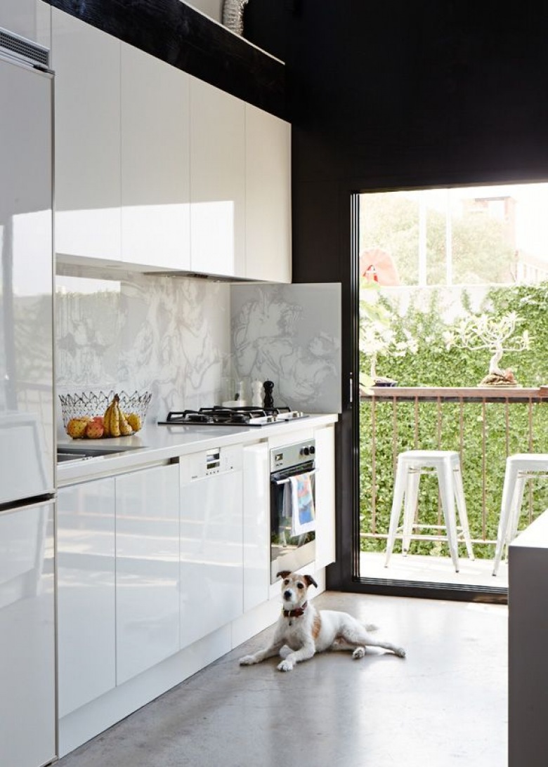 Panoramiczne  okno z drzwiami w białej kuchni z widokiem na ogród (47862)