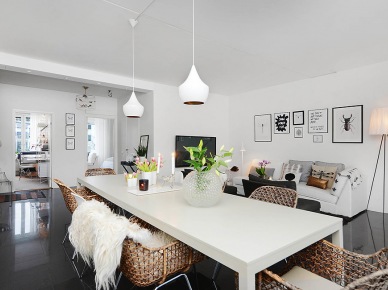 Piękna jadalnia z salonem z białym stołem, bambusowymi nowoczesnymi krzesłami w otawrtym widoku mieszkania (24636)