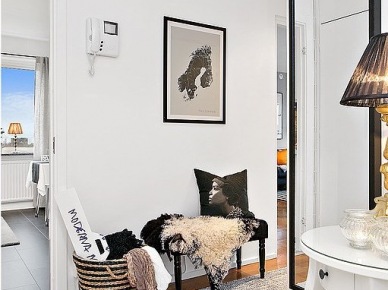 Prostokątne czarne lustro ,biały stolik z szufladą,grafiki na ścianie,szary dywan tkany i bambusowy czarno-biały kosz z uszami (27514)