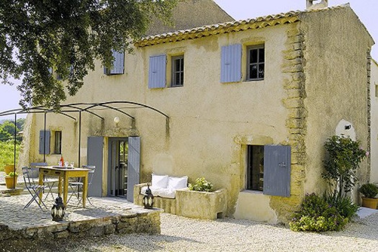 To po prostu wspaniałe powierzchnie domu o nazwie La Petite Bastide, który  położony jest w pobliżu miejscowości...