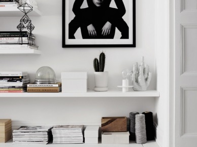 Piękna aranżacja z białymi półkami i czarno-białą fotografią na ścianie (20759)