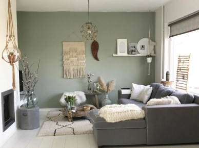 Mały pastelowy salon z szarą sofą (52249)