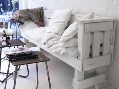 Biała ławka z drewnianej palety, industrialne stołki metalowe i biała cegła z patyna na ścianie (25327)
