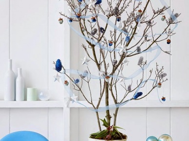 Szafirowe szyszki na zdrewniałym drzewku z niebieskimi tasiemkami,niebieskie krzesło i dodatki w białej jadalni (27334)