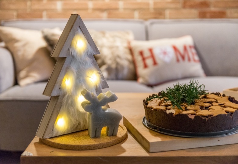 Kształt choinki wprowadza bardzo świąteczny klimat. Drewniana dekoracja jest wypełniona futerkiem i podświetlają ją...