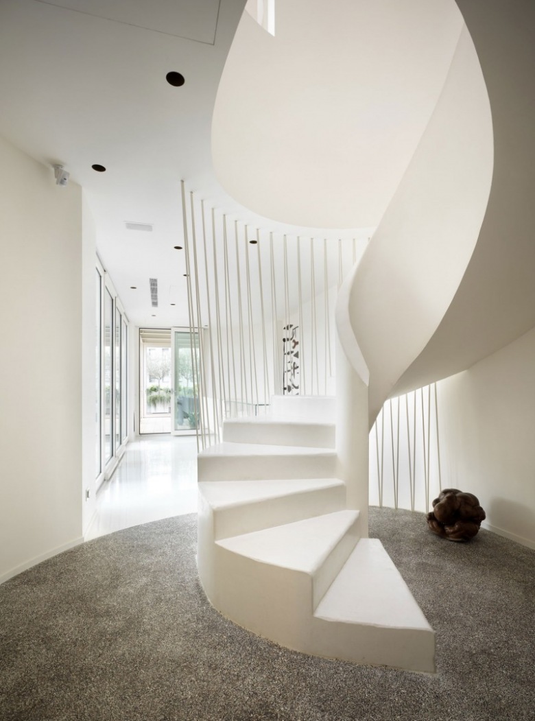 oryginalne, spiralne schody w nowoczesnym apartamencie - to propozycja do nowoczesnych wnętrz