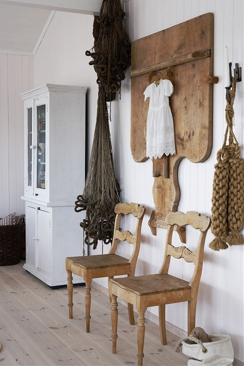 sielski obrazek wiejskiej, skandynawskiej kuchni - biel stylowego kredensu, surowe  krzesła i parę dekoracji z surowego...