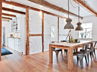 Jadalnia z kuchnią ze ścianami z białej cegły i drewnianymi belkami (21564)