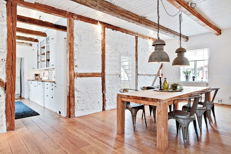Jadalnia z kuchnią ze ścianami z białej cegły i drewnianymi belkami (21564)