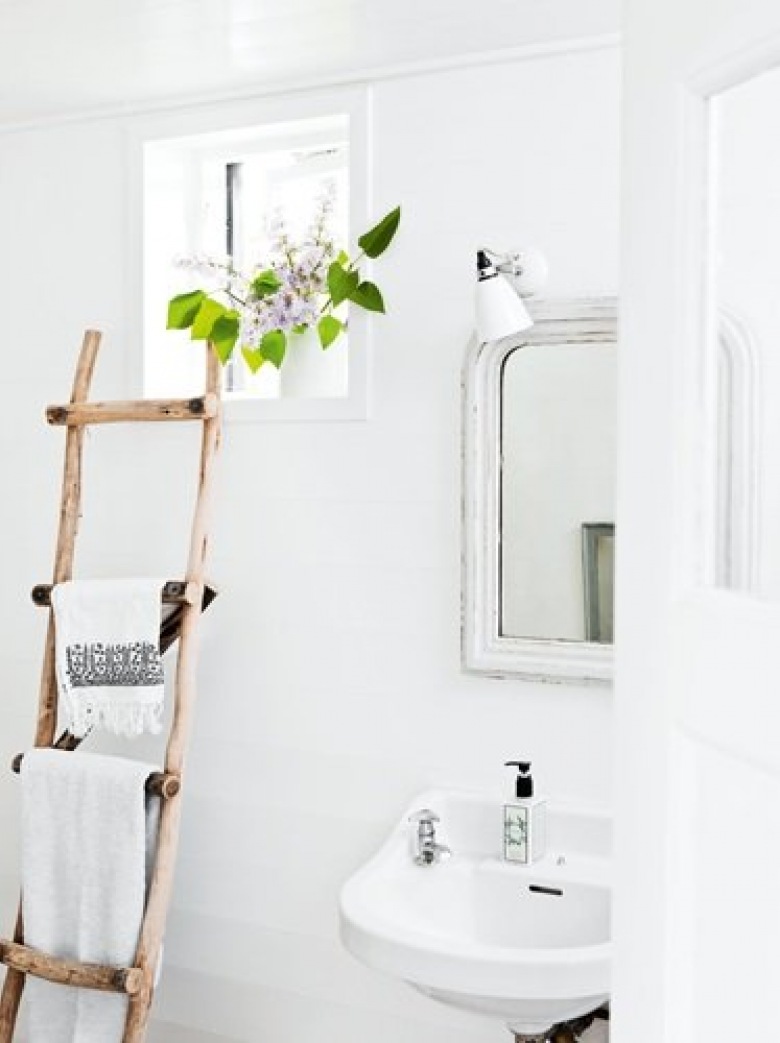 Rustykalna drabina z drewna w aranżacji białej łazienki (25562)